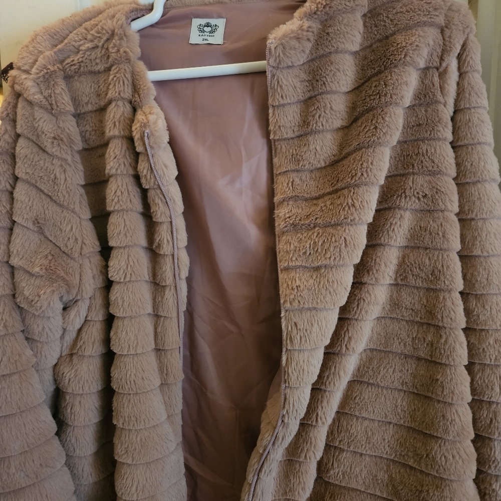 Lined faux fur jacket.